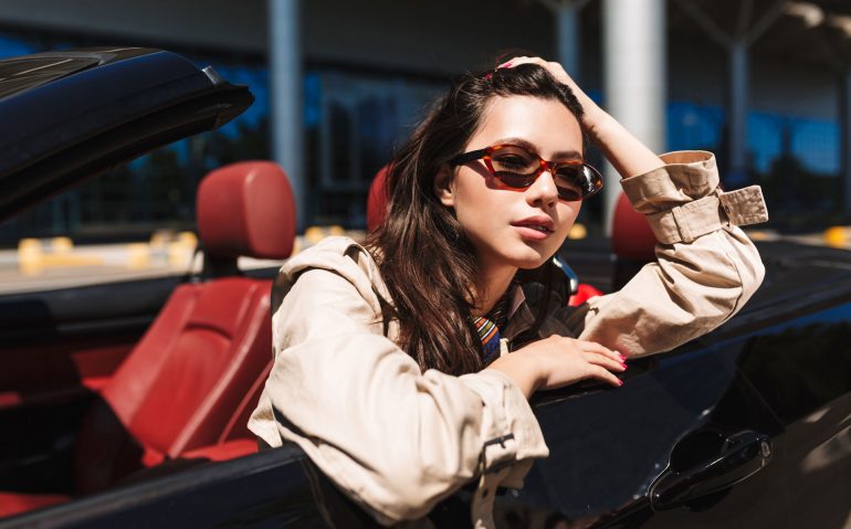 beautiful-girl-in-sunglasses-leaning-on-cabriolet--NT5RKVQ