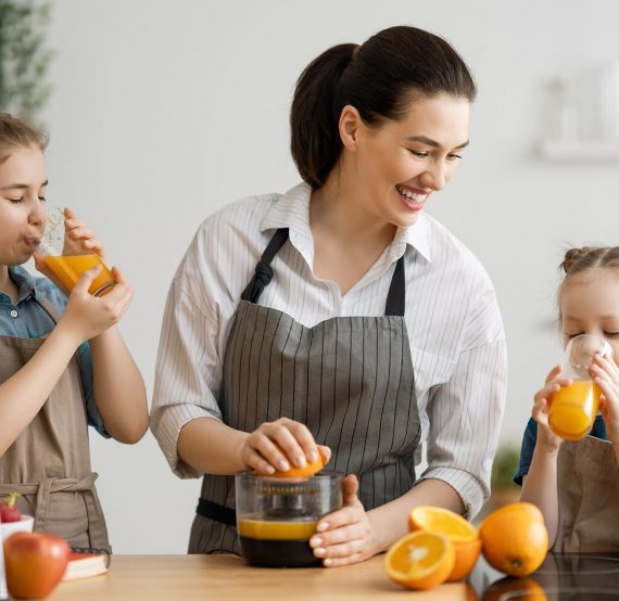 happy-family-in-the-kitchen-Q5T9AST.jpg