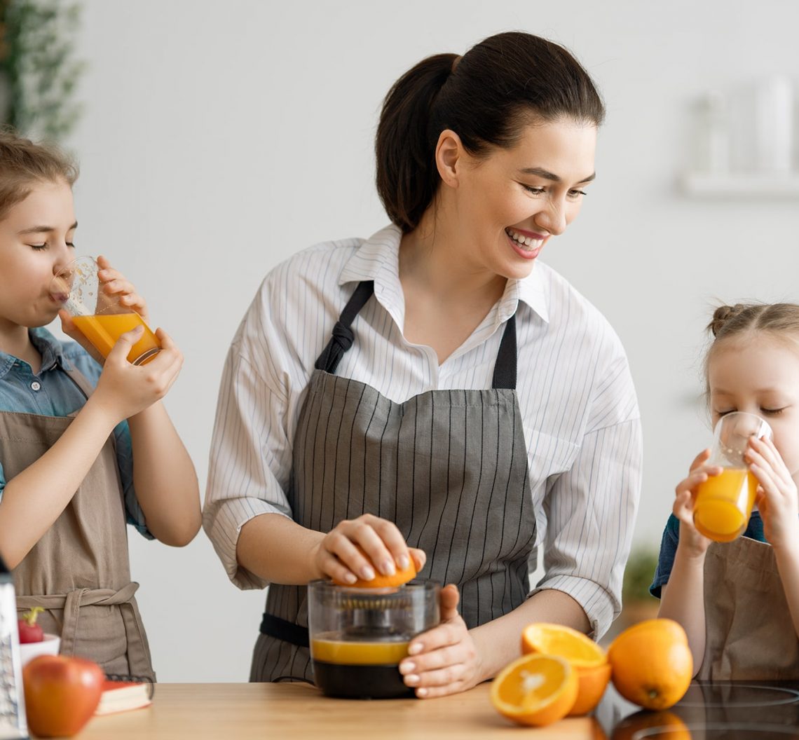 happy-family-in-the-kitchen-Q5T9AST.jpg