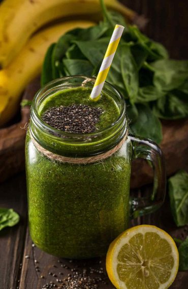 healthy-green-smoothie-with-spinach-in-glass-jar-KM2F6JY.jpg
